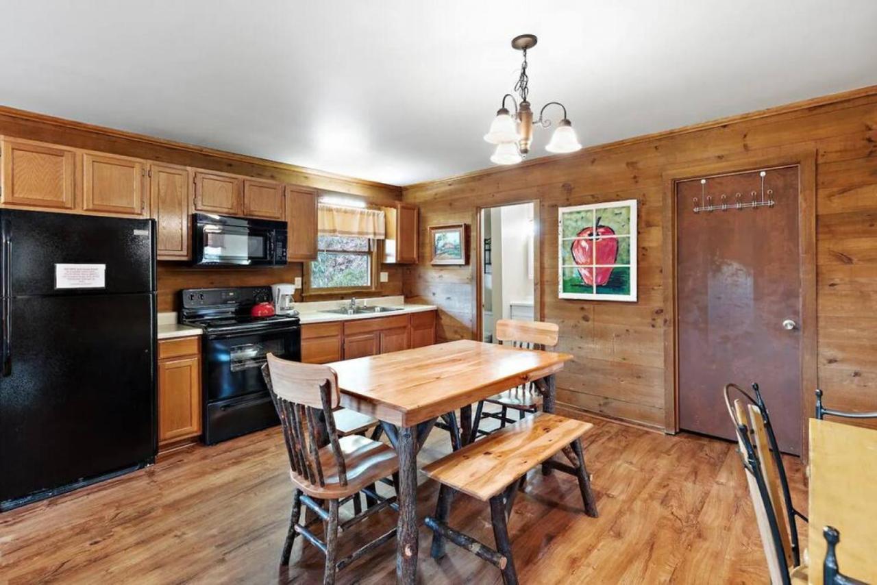 Charming Modern Cabin With Hiking Trails And Fire Pit Блоуинг Рок Екстериор снимка