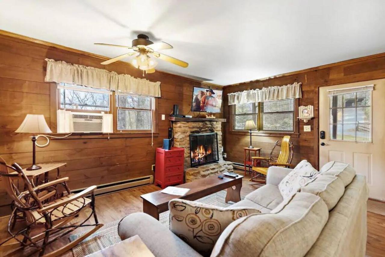 Charming Modern Cabin With Hiking Trails And Fire Pit Блоуинг Рок Екстериор снимка